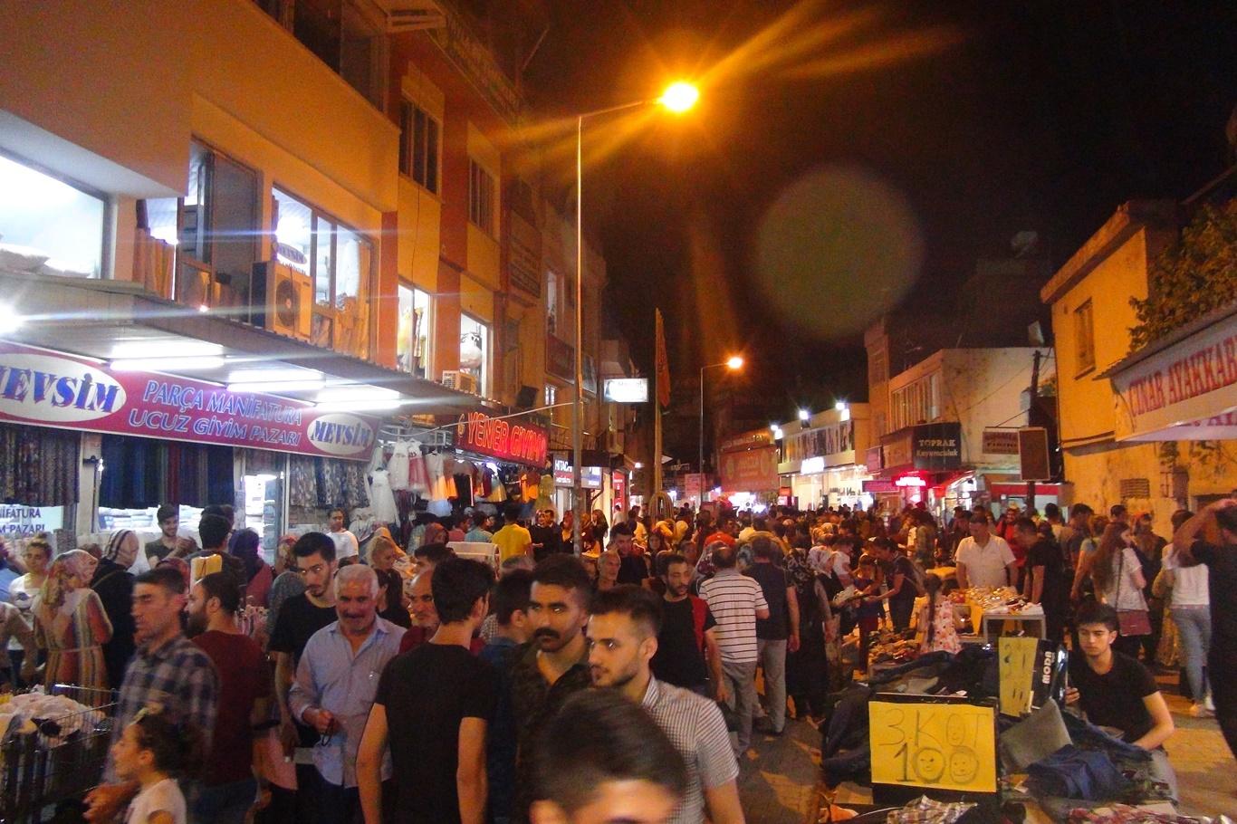 Ramazan ayının son günlerinde çarşı merkeze kurulan pazarlarda alış veriş yapan vatandaşlar “Ramazandan gereği istifade edemedik” dediler.


